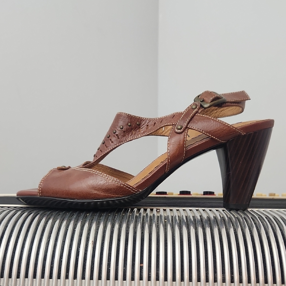GORGEOUS INDIGO BROWN T-STRAP LEATHER OPEN TOE ANKLE BUCKLE 3" HEELS. SIZE 7.5